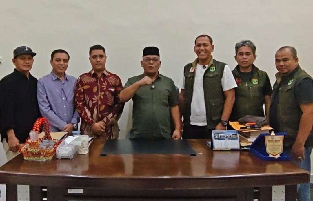 Bupati Pasbar Yulianto (tengah) Panitia Porprov Sumbar dan Pengurus KONI Pasbar foto bersama usai pertemuan di rumah dinas bupati, Jumat 1/5/2026) malam. (Foto KONI Sumbar)